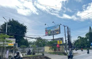 Kabel Menjuntai di Jalan Zamrud Selatan, Warga Mengeluh Risiko Kecelakaan