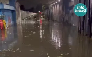 Jalan Underpass Dekat Pasar Baru Lumpuh Tergenang Air Hujan