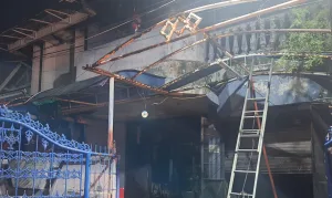 Rumah Dua Lantai dan Satu Unit Mobil Terbakar di Kelurahan Jakasampurna Bekasi Barat