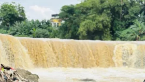 Diduga Tercemar Limbah Kali Bekasi Dipenuhi Gumpalan Busa, DLH Lakukan Susur Sungai