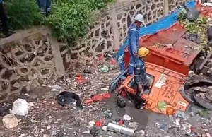 Longsoran di TPST Bantargebang, 3 Mobil Truk Sampah Terperosok ke Kali