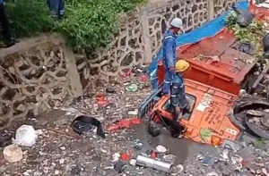 Longsoran di TPST Bantargebang, 3 Mobil Truk Sampah Terperosok ke Kali