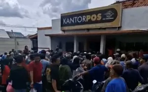 Bansos Kesra Tahap Kedua Turun, Ratusan Warga Tambun Selatan Antri di Kantor Pos