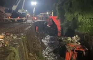 Proses Evakuasi Truk Sampah Terperosok ke Kali, Butuh 6 Jam Akibat Seling Crane Putus