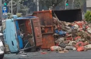 Truk Sampah DLH Terguling di Simpang Pakuwon Mall Bekasi, Sopir Dilarikan ke RS
