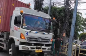 Truk Trailer Kontainer Tabrak Trotoar dan Tiang Lampu Lalu Lintas di Kranji