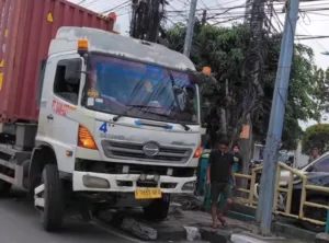 Truk Trailer Kontainer Tabrak Trotoar dan Tiang Lampu Lalu Lintas di Kranji