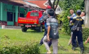Aksi Damkar Bujuk Farid Remaja Pekopen Takut Disunat