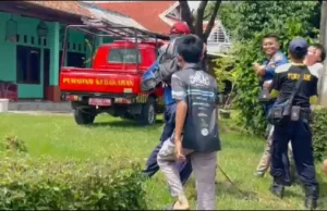 Aksi Damkar Bujuk Farid Remaja Pekopen Takut Disunat