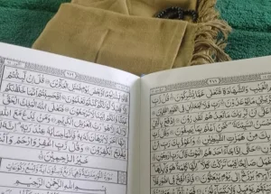Ini Kebiasaan Warga Bekasi di Perkampungan Saat Menunggu Salat Jumat