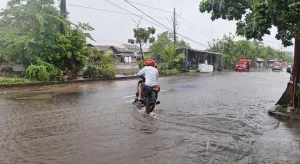 Diguyur Hujan Jalan H. Nonon Sonthanie Tergenang, Muka Air Kali Meninggi 