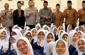 Kapolsek Tarumajaya Gelar Police Go To School di SMP IT Nurul Qolbi, Cegah Kenakalan Remaja