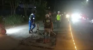 Polisi ‘Kawal’ Pengaspalan Jalan Raya Narogong Kerap di Lintasi Truk Besar