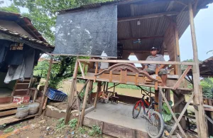 Hidup di Pinggir Kali Bekasi, Pembuat Tempe Ini Bangun Rumah Panggung Bertahan dari Banjir