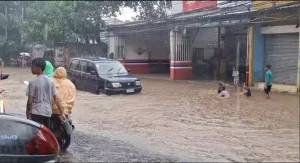 Motor Mogok, Pengendara: Imbas Luapan Kali Cakung Bikin Jalan Bintara Raya Terendam