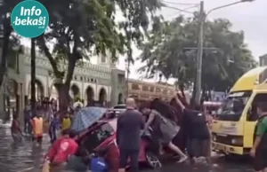 Warga Gotong Royong Angkat Mobil Listrik Jeblos di Marakash