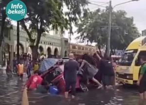 Warga Gotong Royong Angkat Mobil Listrik Jeblos di Marakash