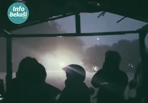 Bertaruh Nyawa Saat Kali CBL Meluap, Potret Warga Bekasi Utara Pulang Kerja Naik Eretan