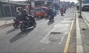 Waspada, Lubang Jalan Menganga di Jalur Perumnas 1 Bekasi
