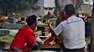 Jelang Ramadan, Warga Bekasi Mulai Sambangi TPU Poncol Jalankan Tradisi Ziarah Kubur