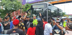Sopir Angkot Gelar Unjuk Rasa dan Sweeping Penumpang Trans Beken di Jalan Ahmad Yani