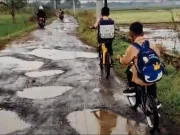 Infrastruktur Sukawangi Memprihatinkan, Jalan Desa Sukamekar Bak Kubangan Kerbau