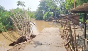 Dampak Longsor Hutan Bambu: Saung Hancur Tiang Listrik Miring, Akses Jalan Terisolasi