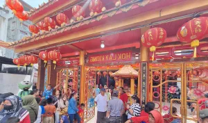 Angpao Jadi Magnet, Warga Beragam Usia Padati Klenteng Hok Lay Kiong Bekasi