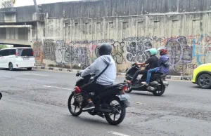 Aspal Jalan Ahmad Yani Bekasi Bergelombang, Warga Minta Perbaikan Permanen