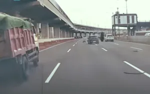 Roda Truk Terlepas di Tol Jakarta-Cikampek, Bentur Mobil Toyota Raize