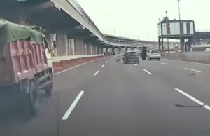 Roda Truk Terlepas di Tol Jakarta-Cikampek, Bentur Mobil Toyota Raize
