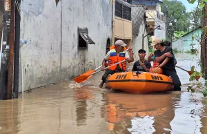 Banjir Rendam Gang Mawar Bekasi Timur hingga 2,5 Meter, Sebagian Warga Mengungsi
