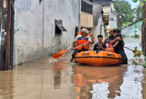 Banjir Rendam Gang Mawar Bekasi Timur hingga 2,5 Meter, Sebagian Warga Mengungsi