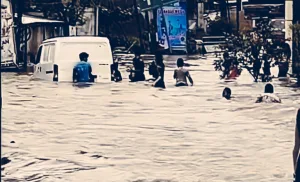 Minibus Hampir Hanyut Terbawa Arus Banjir di Jalan Raya Pisangan, Bocil Turun Tangan