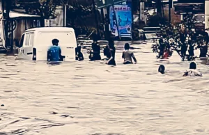 Minibus Hampir Hanyut Terbawa Arus Banjir di Jalan Raya Pisangan, Bocil Turun Tangan