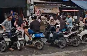 Takjil Cireng-Risol di Tambun Selatan Diserbu Pembeli, Antrean Hingga Pakai Nomor