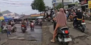 Aspal Jalan di Taman Puri Cendana Tambun Selatan Rusak Parah, Kerap Macat Saat Jam Sibuk