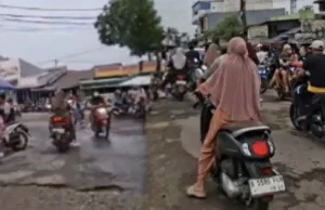 Aspal Jalan di Taman Puri Cendana Tambun Selatan Rusak Parah, Kerap Macat Saat Jam Sibuk