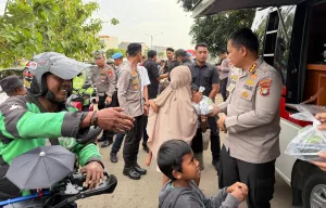 Dari Ojol Sampai Pejalan Kaki, Polres Metro Bekasi Kota Bagikan 500 Paket Takjil