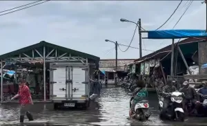 Pasar Tarumajaya Kebanjiran Lebih Sebulan, Pedagang Beraktivitas di Genangan