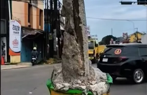 Kondisi Tugu Bambu Runcing Warung Bongkok Rusak dan Doyong Usai Ditabrak Mobil Bus