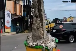 Kondisi Tugu Bambu Runcing Warung Bongkok Rusak dan Doyong Usai Ditabrak Mobil Bus