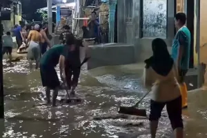 Banjir Bekasi Timur Surut, Warga Gang Mawar Gotong Royong Bersihkan Perabotan dan Jalan