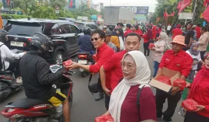 Aksi Berbagi Ramadan, PDI Perjuangan Bekasi Selatan Bagi-bagi Takjil di Jalan Ahmad Yani