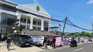 Ratusan Warga Jatikarya Gelar Aksi di PN Bekasi, Minta Pencairan Uang Konsinyasi