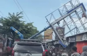 Tiang dan Papan Reklame Ambruk di Pasar Kranji Bekasi Barat, Lalu Lintas Terganggu