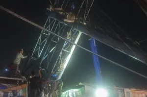 Proses Evakuasi Baliho Ambruk di Pasar Kranji Berlangsung hingga Malam, Korban Nihil