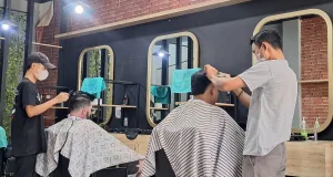 Jelang Lebaran Idulfitri, Tempat Pangkas Rambut di Mekarsari Ramai Disambangi Warga