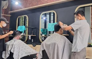 Jelang Lebaran Idulfitri, Tempat Pangkas Rambut di Mekarsari Ramai Disambangi Warga