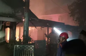 Diduga Korsleting Listrik Mesin Pompa, Rumah Serta Aula di Bekasi Utara Terbakar